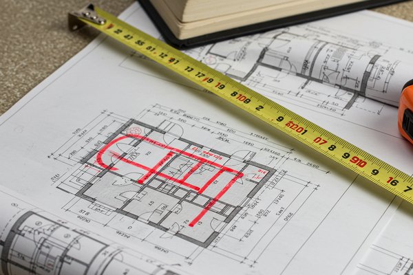 ייעוץ מקצועי במשרד לגבי קניית בית עם חריגות בניה.