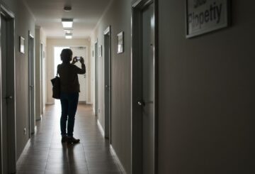 דיון משפטי בנושא סילוק יד בבית המשפט.